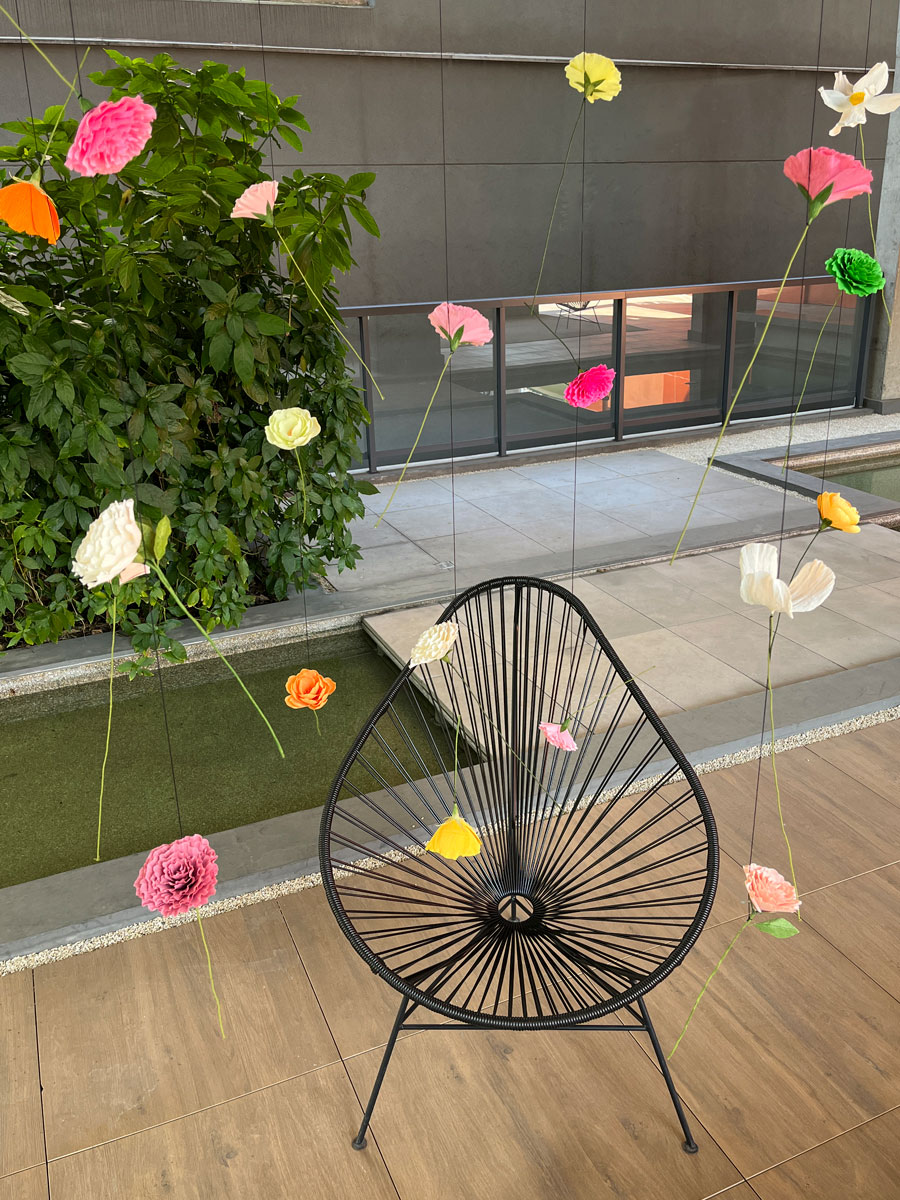 Fios de flores em crepom